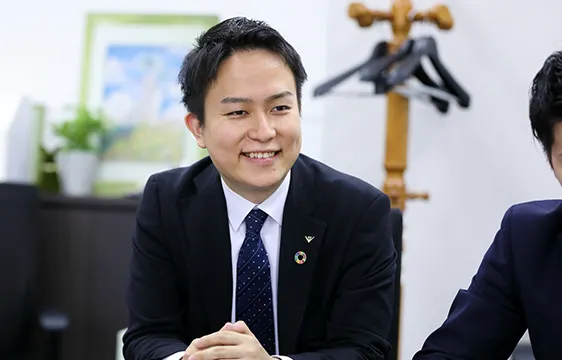 打ち合わせをする社員のイメージ写真